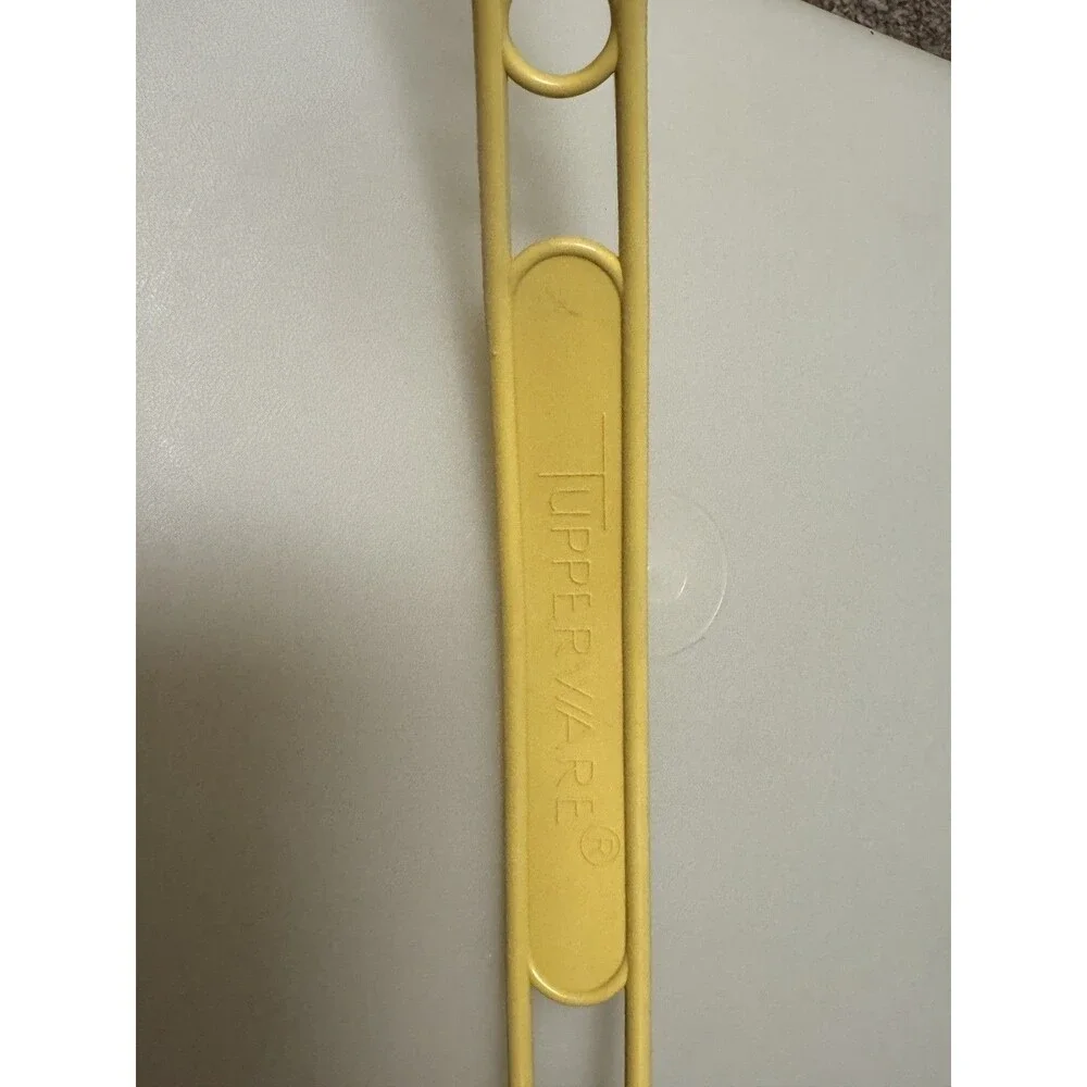 VINTAGE TUPPERWARE TAN SQUARE CAKE TAKER CARRIER HANDLE AND LID GOOD CONDITION